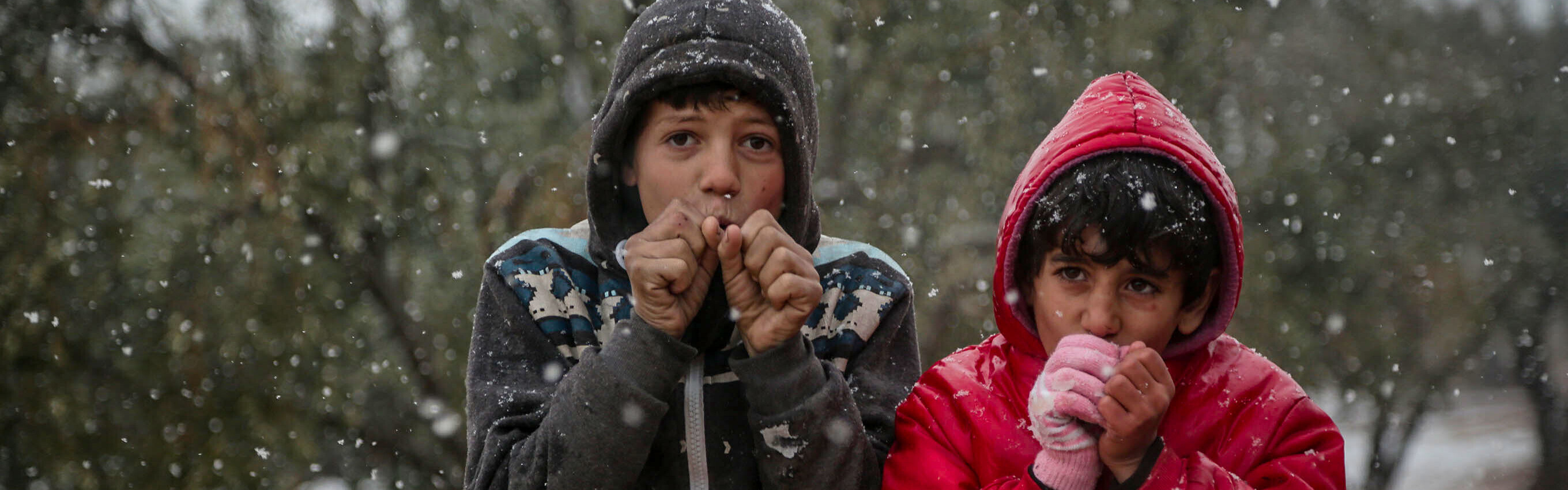 Zwei Kinder während der kalten Wintermonate in Syrien