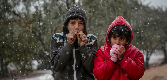Zwei Flüchtlingskinder aus Syrien während der kalten Wintermonate