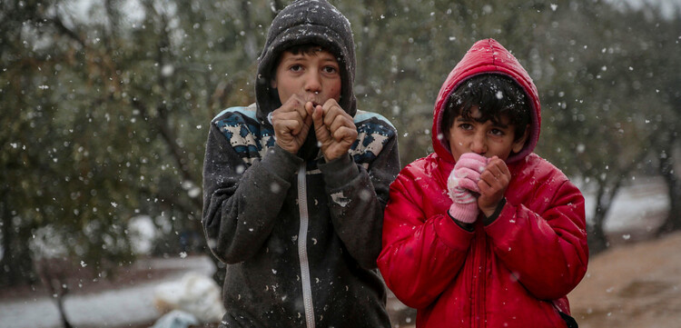 Zwei Kinder während der kalten Wintermonate in Syrien Zwei Kinder während der kalten Wintermonate in Syrien