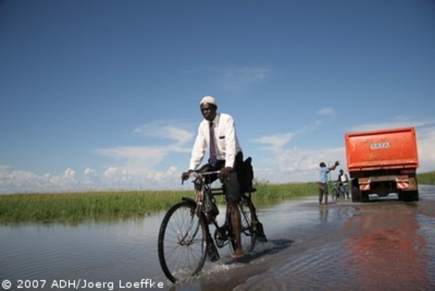 Flut Afrika: Überschwemmte Strasse