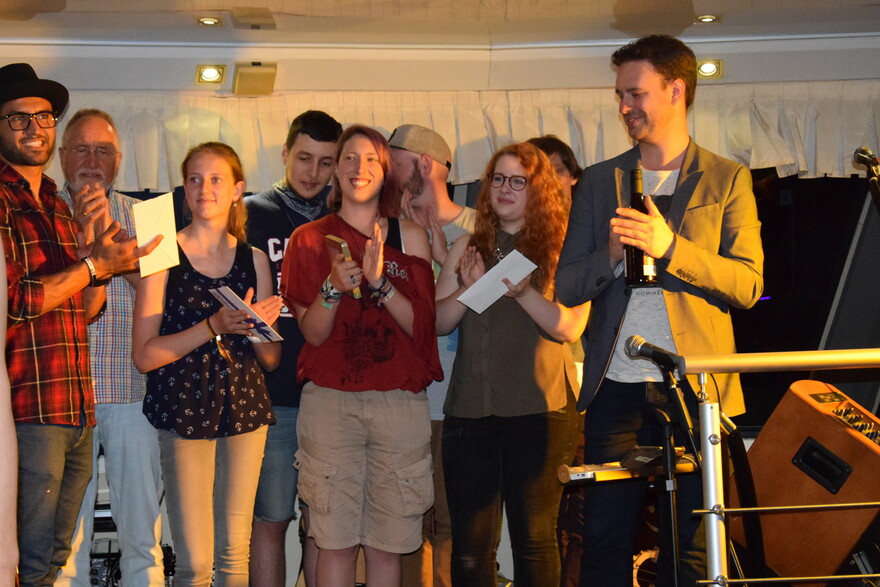 Auch zum Abschluss gab es ein Gruppenfoto mit allen Final-TeilnehmerInnen und dem Moderator Nico Jansen. Auch zum Abschluss gab es ein Gruppenfoto mit allen Final-TeilnehmerInnen und dem Moderator Nico Jansen.