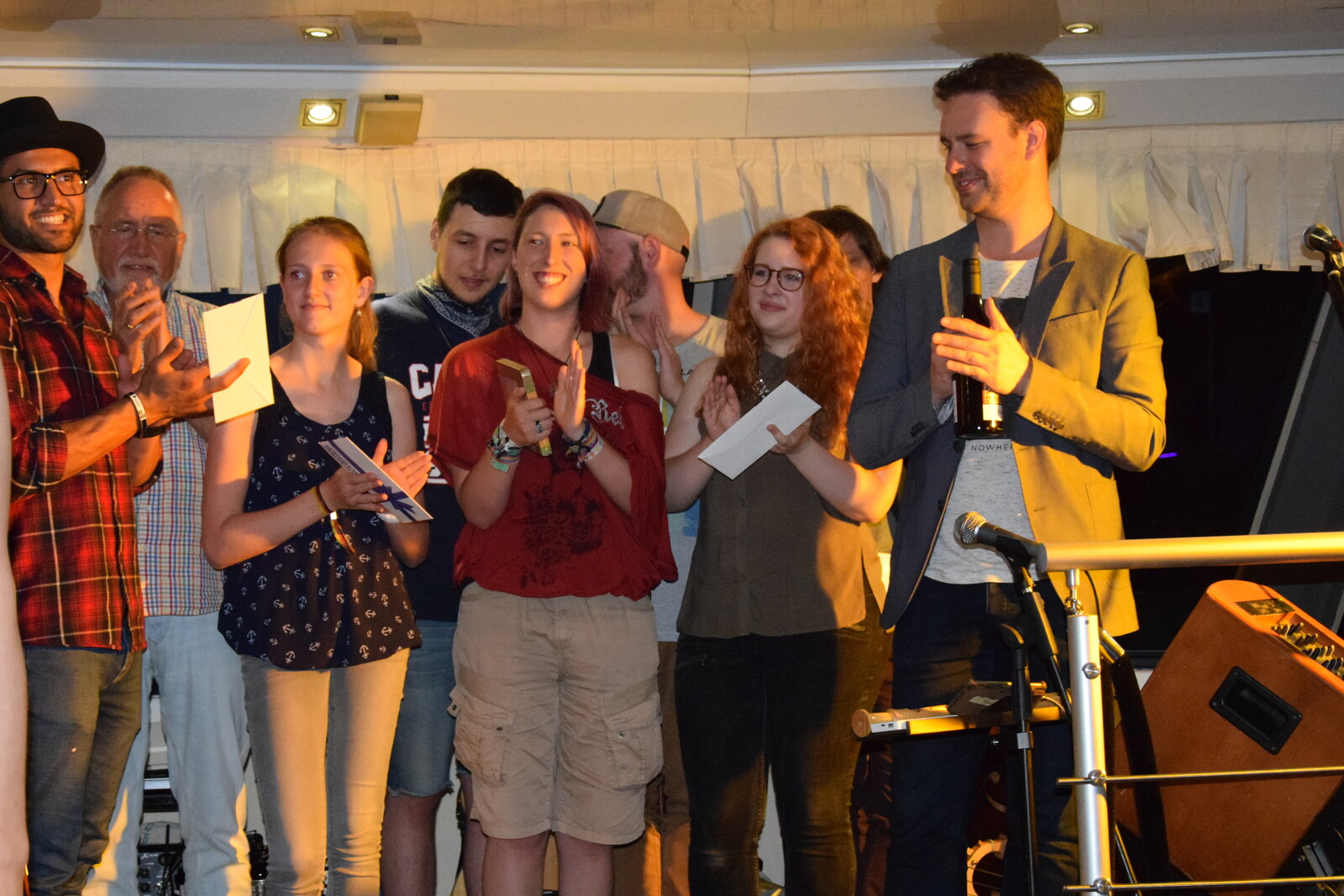 Auch zum Abschluss gab es ein Gruppenfoto mit allen Final-TeilnehmerInnen und dem Moderator Nico Jansen. Auch zum Abschluss gab es ein Gruppenfoto mit allen Final-TeilnehmerInnen und dem Moderator Nico Jansen.