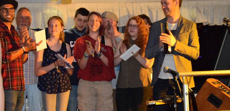 Auch zum Abschluss gab es ein Gruppenfoto mit allen Final-TeilnehmerInnen und dem Moderator Nico Jansen. Auch zum Abschluss gab es ein Gruppenfoto mit allen Final-TeilnehmerInnen und dem Moderator Nico Jansen.
