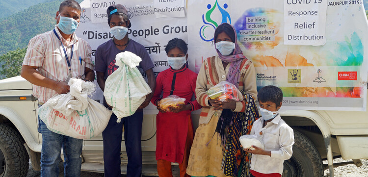 Helfer in Indien verteilen Hygienepakete an Familien, um das Corona-Virus einzudämmen Helfer in Indien verteilen Hygienepakete an Familien, um das Corona-Virus einzudämmen