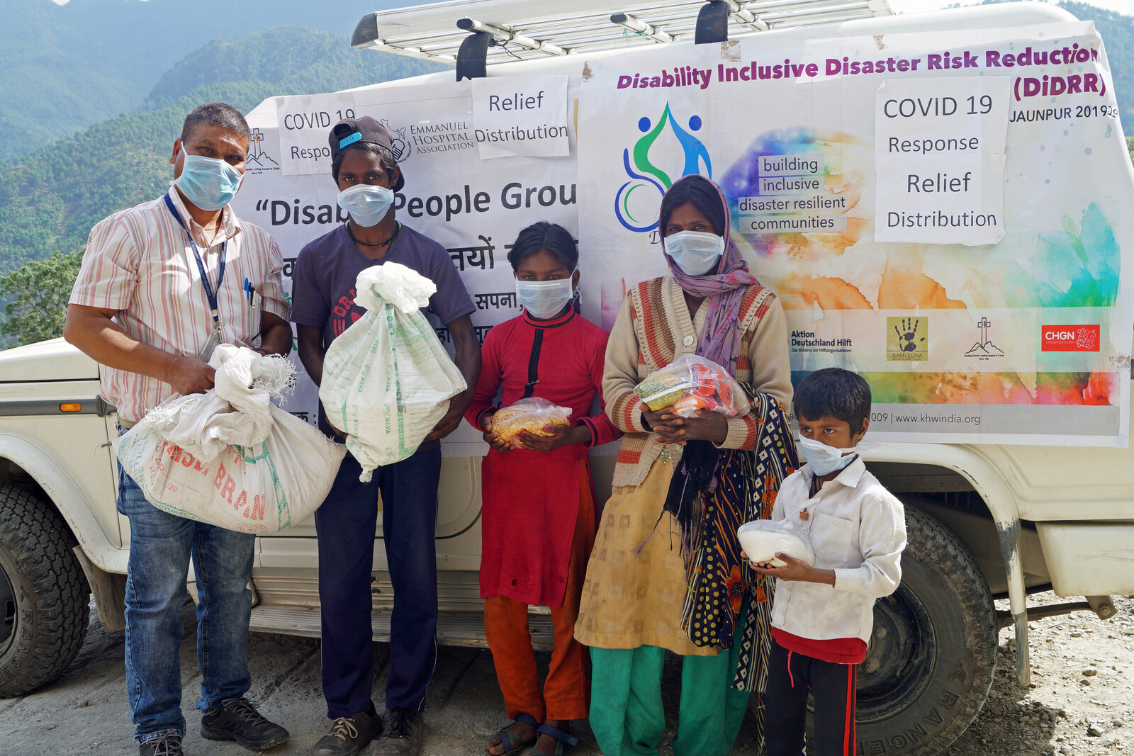 Helfer in Indien verteilen Hygienepakete an Familien, um das Corona-Virus einzudämmen