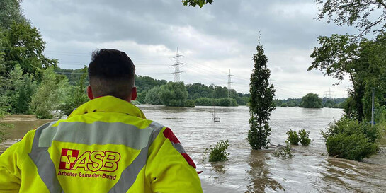Hochwasser-Katastrophe Deutschland 2021: Helfer des ASB beim Einsatz 