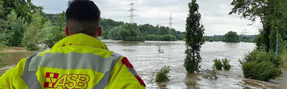 Hochwasser-Katastrophe Deutschland 2021: Helfer des ASB beim Einsatz 
