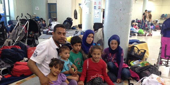 Eine Flüchtlingsfamilie in einer Notunterkunft in Griechenland (Archivbild)