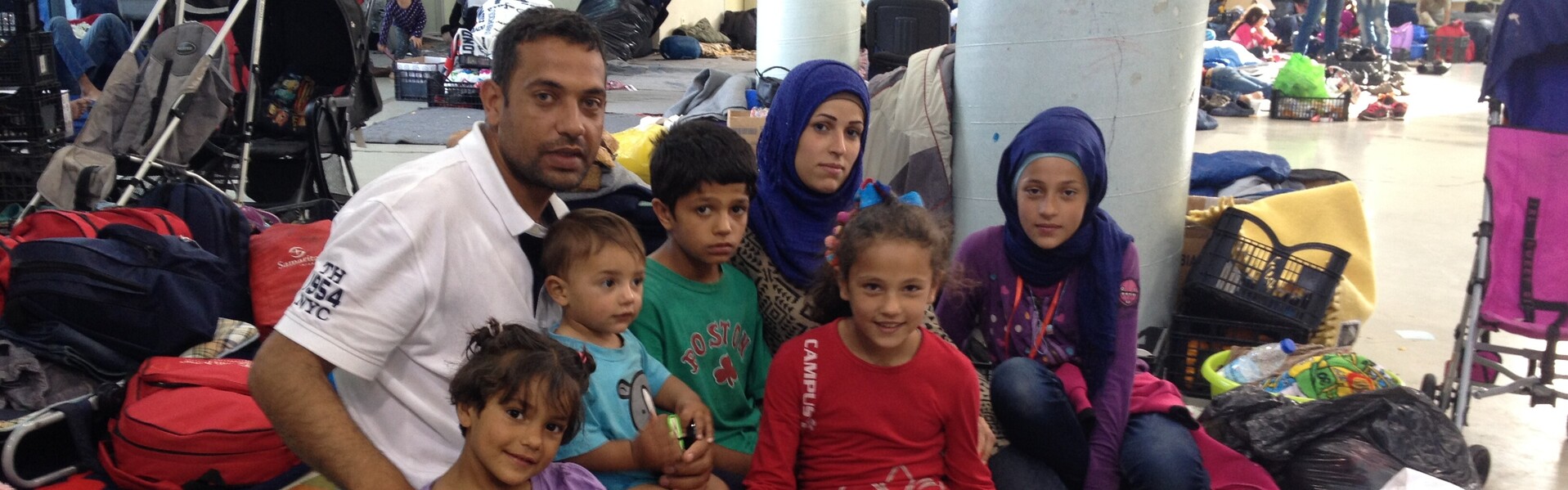 Eine Flüchtlingsfamilie harrt in einer Notunterkunft in Griechenland aus (Archivbild)