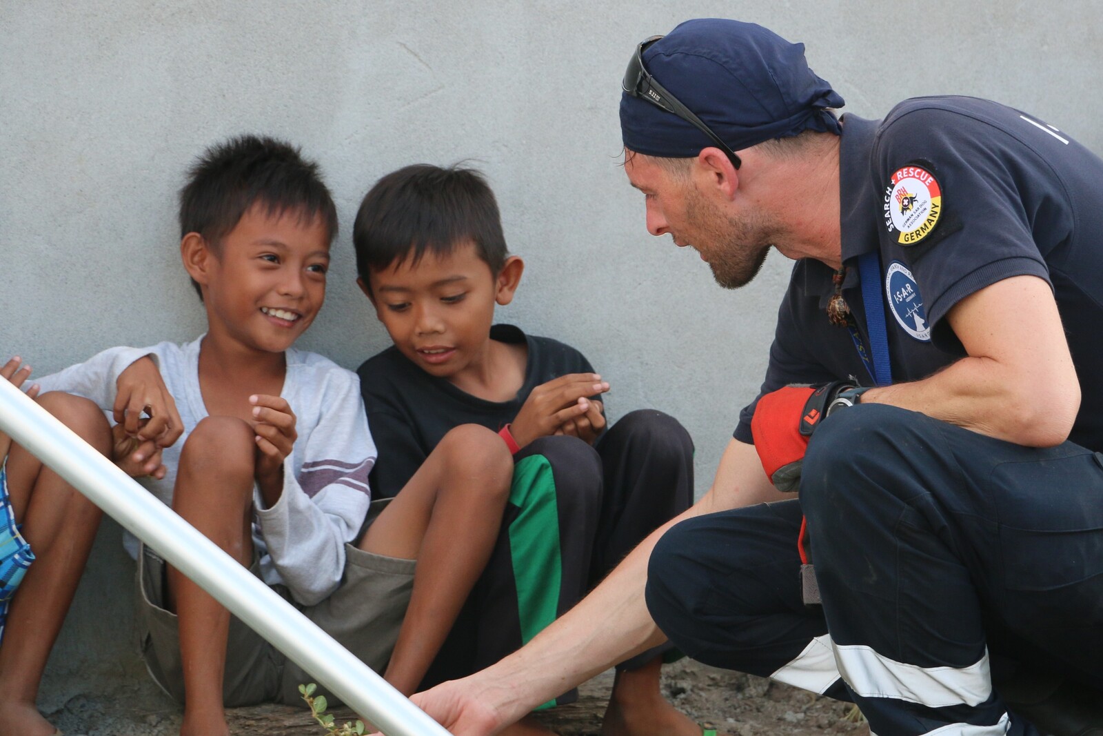 Ein Kooperationspartner des BRH spricht mit zwei Kindern auf Sulawesi