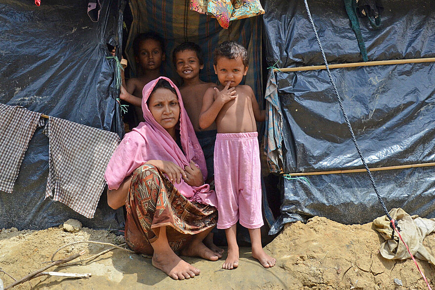Eine Rohingya-Familie in einem Flüchtlingscamp in Bangladesch Eine Rohingya-Familie in einem Flüchtlingscamp in Bangladesch
