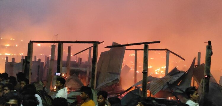 Das Lager Balkuhali bei Cox's Bazar steht in Flammen