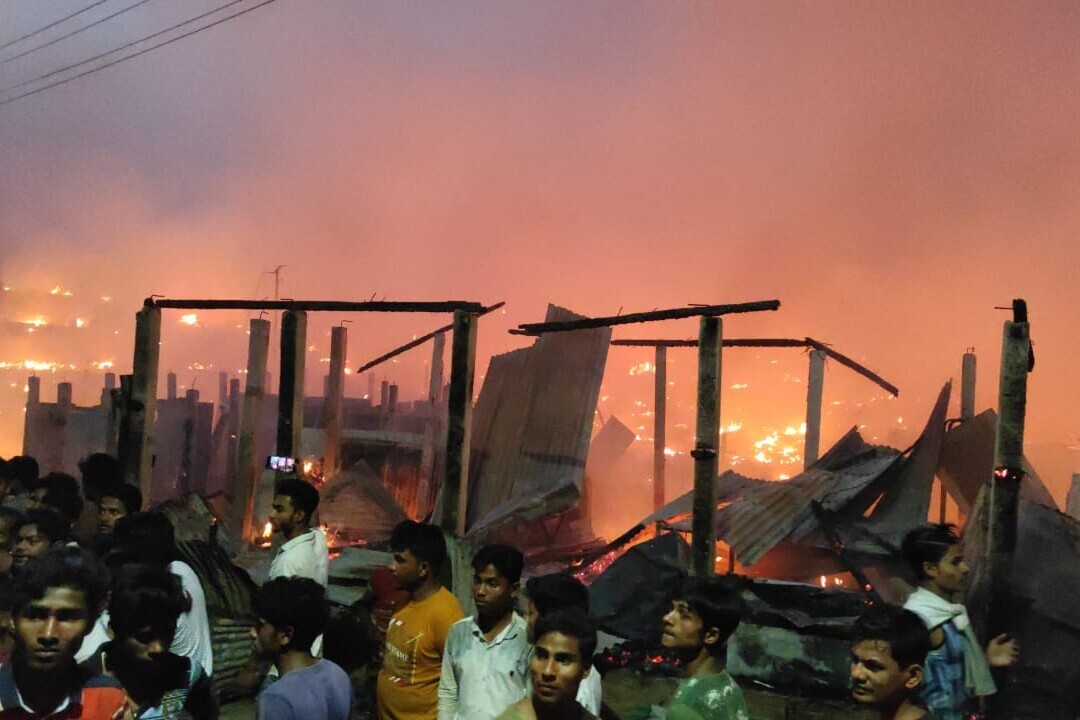 Das Lager Balkuhali bei Cox's Bazar steht in Flammen
