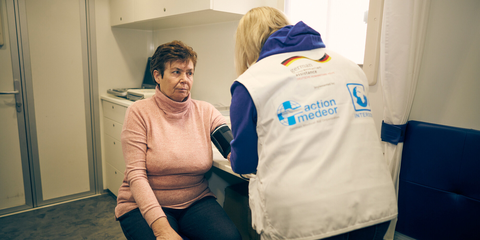 Nadia lässt sich von einer Ärztin den Blutdruck messen