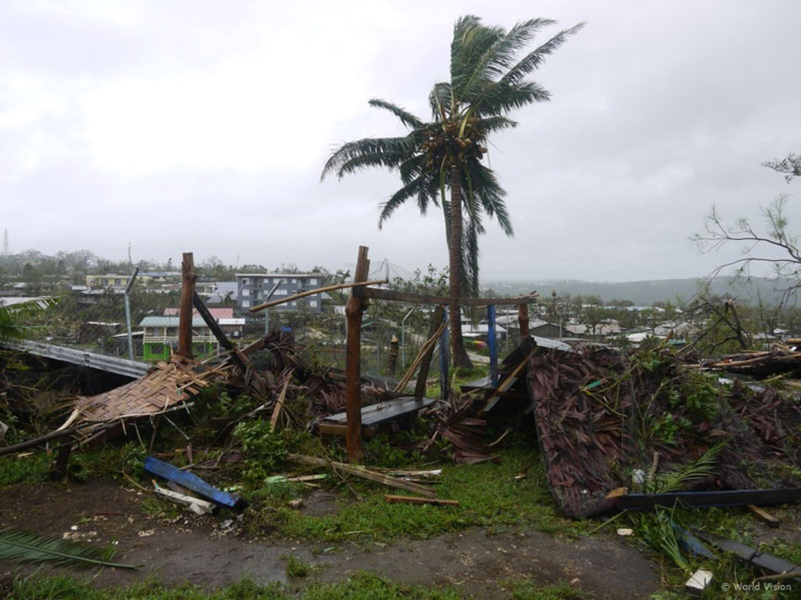 Viele Unterkünfte hielten den Sturmböen mit Windgeschwindigkeiten bis 300 Kilometern pro Stunde nicht Stand. Unser Bündnismitglied World Vision hat in Vanuatus Hauptstadt Port Vila bereits Notunterkünfte errichtet.