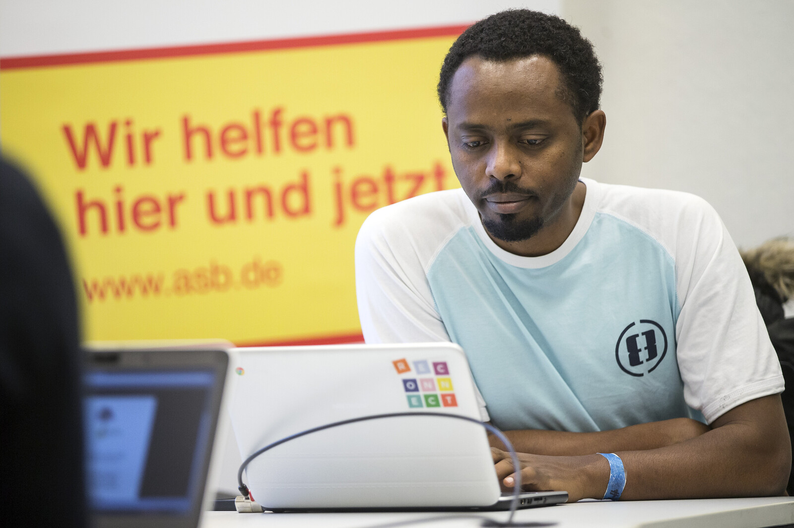 Flüchtlingshilfe Deutschland Laptop Mann Internet