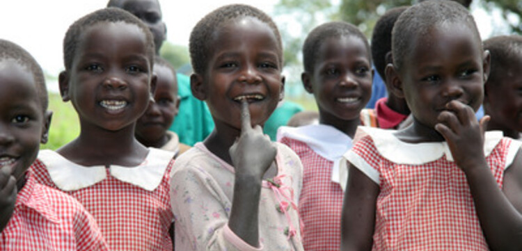 Flut Afrika: Schulkinder in Amugo