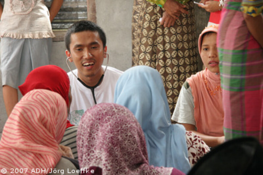 Tsunami-Hilfe Indonesien: Arzt im Gespräch mit Patientinnen