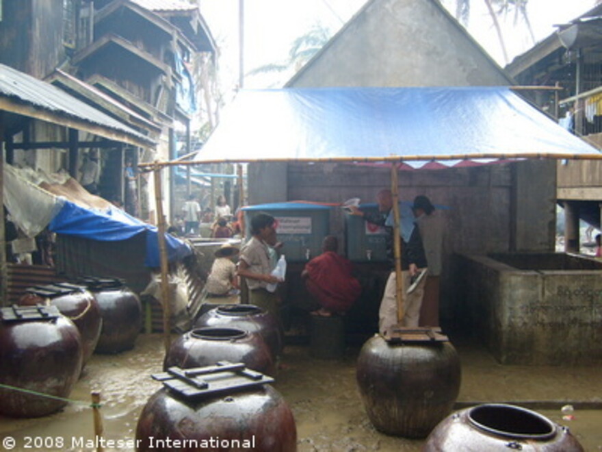 Zyklon Myanmar: Wassergefäße
