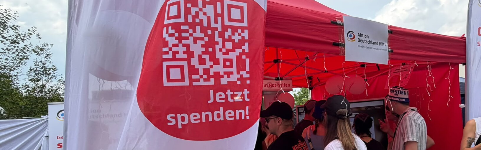 Viele Menschen besuchen einen Stand von Aktion Deutschland Hilft auf dem Green Juice Festival