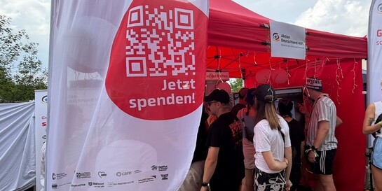 Viele Menschen besuchen einen Stand von Aktion Deutschland Hilft auf dem Green Juice Festival