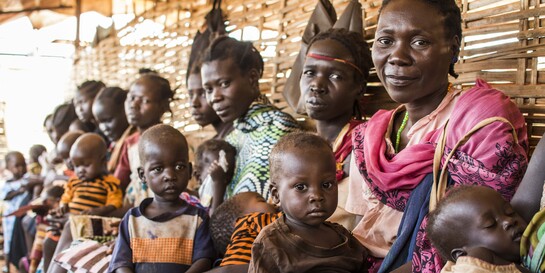 Frauen und Kinder in einer Notunterkunft in Afrika 