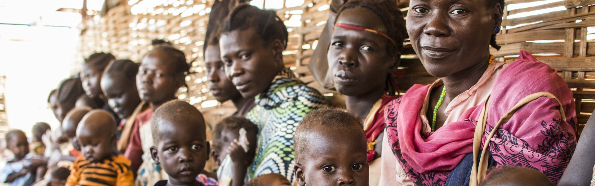 Frauen und Kinder in einer Notunterkunft in Afrika 