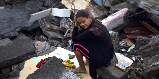 Ein Mädchen sitzt in Trümmern nachdem Hurrikan Matthew über Haiti und Kuba hinweg gefegt ist ©AP