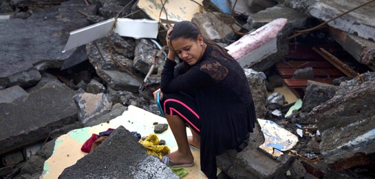 Ein Mädchen sitzt in Trümmern nachdem Hurrikan Matthew über Haiti und Kuba hinweg gefegt ist ©AP