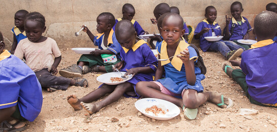 Hilfe für Kinder im Südsudan dank Schulspeisungen 