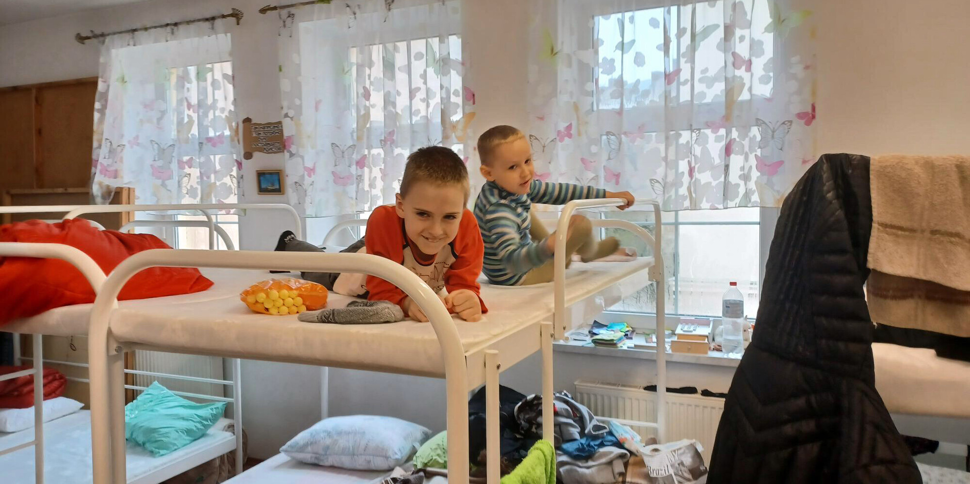 Kinder in einer Notunterkunft in Lwiw, Ukraine, für Geflüchtete