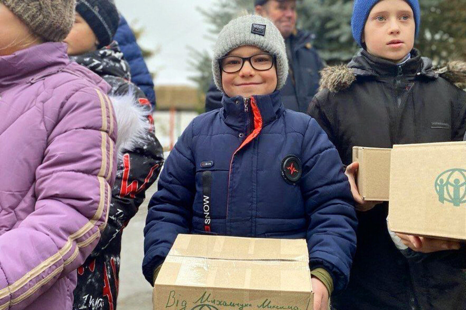 Kinder an der Grenze zur Ukraine haben Hilfsgüter von ADRA erhalten