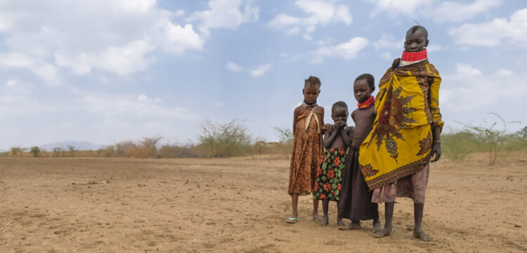 Menschen in einer verdorrten Gegend Kenias