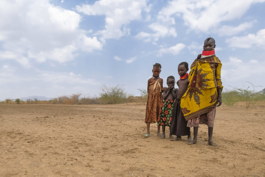 Menschen in einer verdorrten Gegend Kenias
