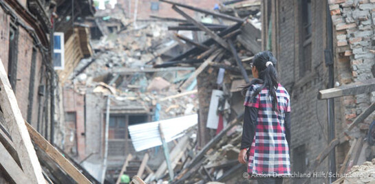Das Erdbeben in Erdbeben hat verheerende Zerstörungen angerichtet. World Vision hatte schon vor dem Beben Zeltplanen und Wolldecken auf Lager, die bereits in den ersten Stunden nach dem Unglück verteilt werden konnten.