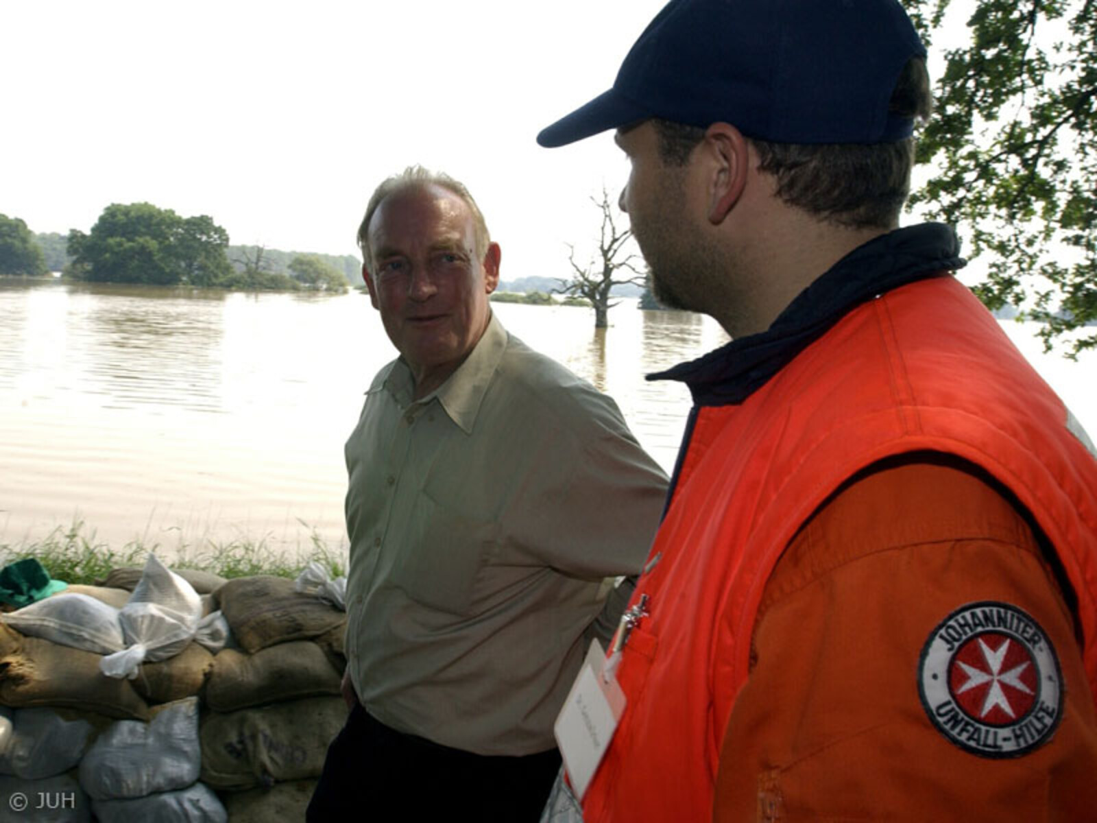 General a. D. Hans-Peter von Kirchbach (links) mit Johanniter-Helfer beim Warten auf die Flut.