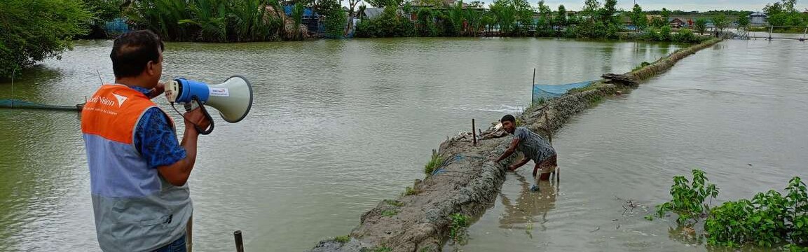 Zwei Männer bei der Vorbereitung auf einen Wirbelsturm in Bangladesch
