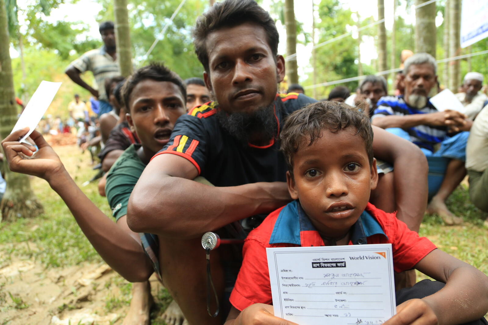 Flüchtlinge warten im Camp auf Nahrungsmittel.