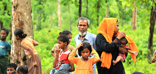 In Bangladesh stehen Frauen und Männer mit Kindern.