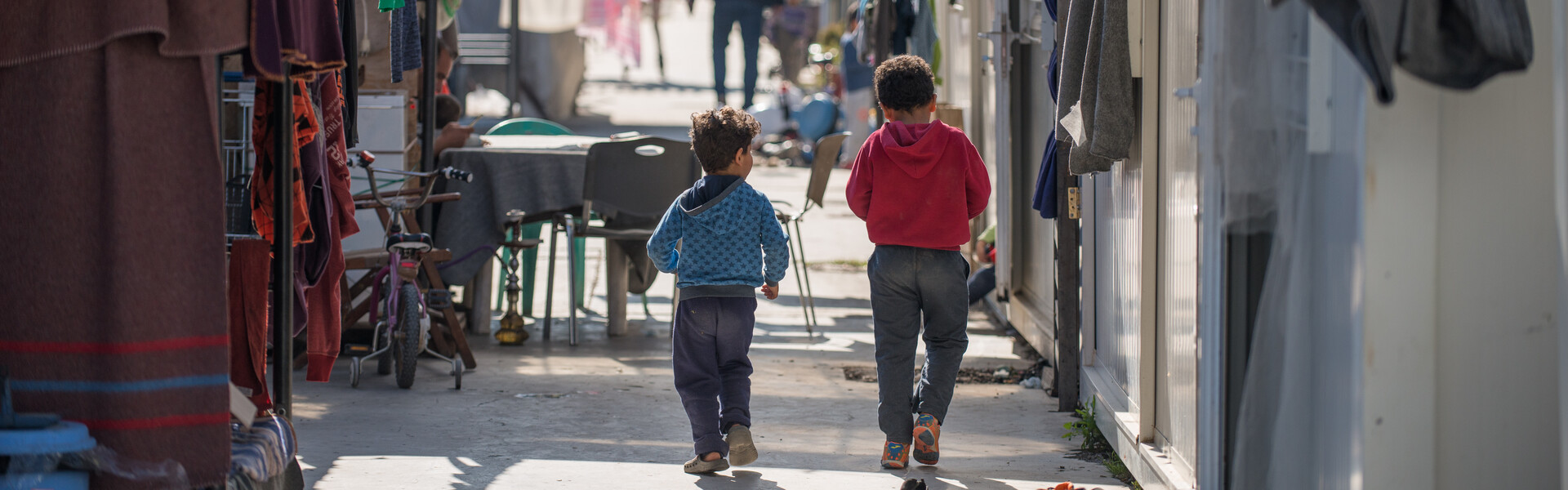 Zwei Kinder im Flüchtlingscamp in Griechenland