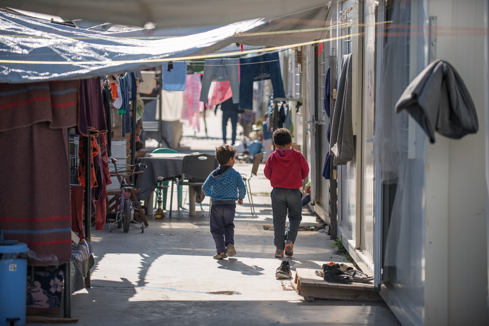 Zwei Kinder im Flüchtlingscamp in Griechenland
