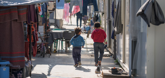 Zwei Kinder im Flüchtlingscamp in Griechenland