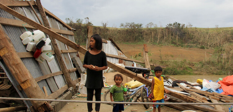 Frau und Kinder vor einem zerstörtes Haus nach Taifun Mangkhut auf den Philippinen Frau und Kinder vor einem zerstörtes Haus nach Taifun Mangkhut auf den Philippinen