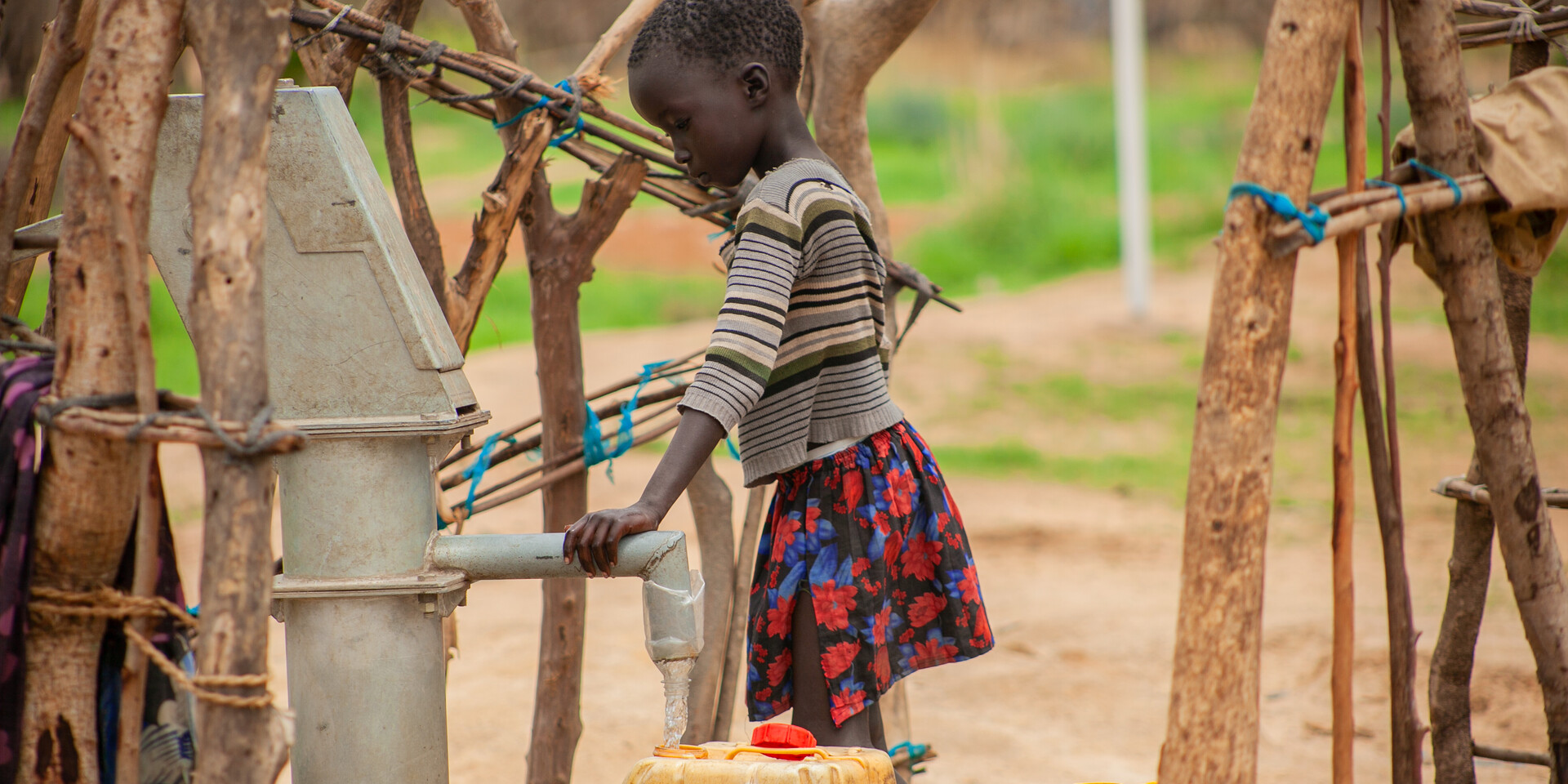 Ein Kind steht im Südsudan an einer Ausgabestelle für Frischwasser