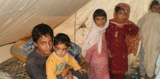 Flut Pakistan: Kinder im Zelt