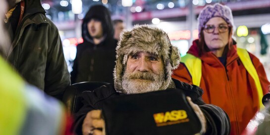 Kältehilfe: Helfer des ASB verteilen Schlafsäcke an obdachlose Menschen