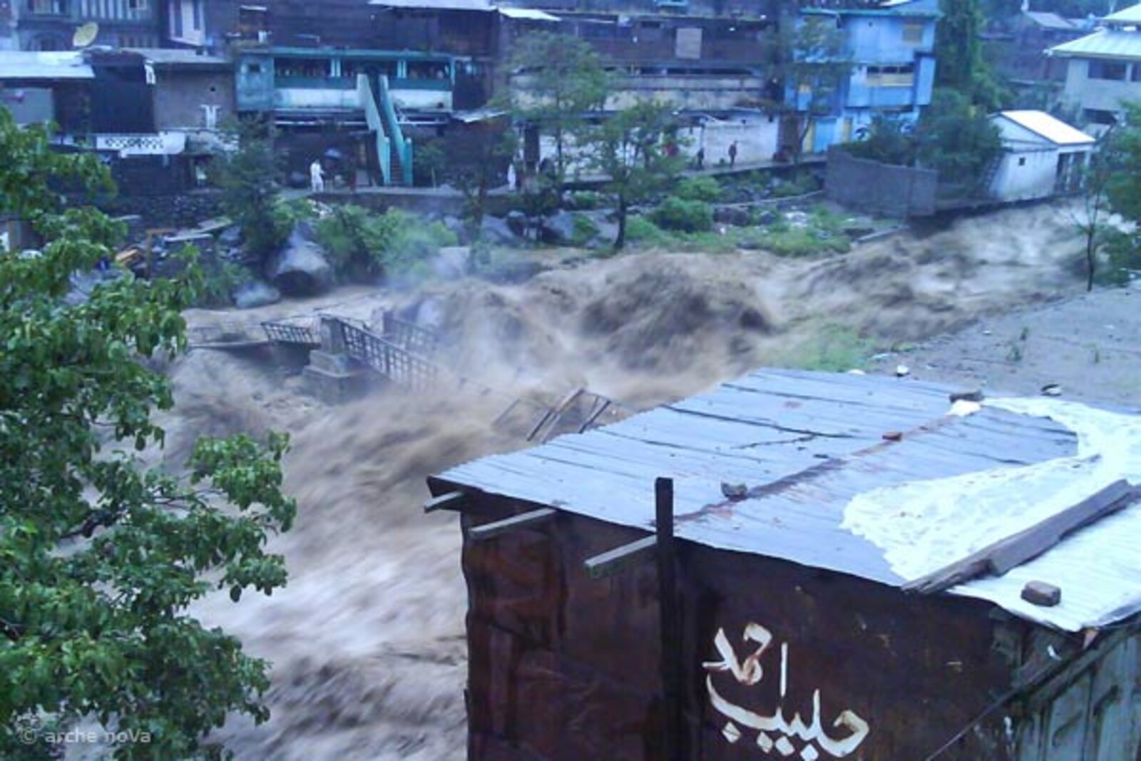 Flut Pakistan: Diese Brücke in der Stadt Bahrein  hält den Wassermassen nicht länger stand.