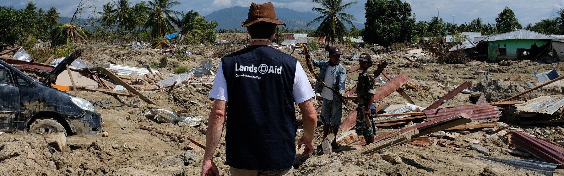 Nach Erdbeben & Tsunami: Ein Mitarbeiter der Hilfsorganisation LandsAid inmitten der Zerstörung auf Sulawesi