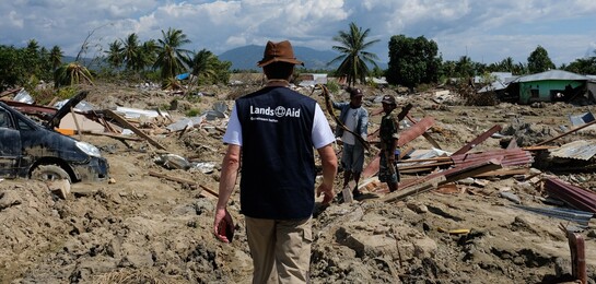 Nach Erdbeben & Tsunami: Ein Mitarbeiter der Hilfsorganisation LandsAid inmitten der Zerstörung auf Sulawesi