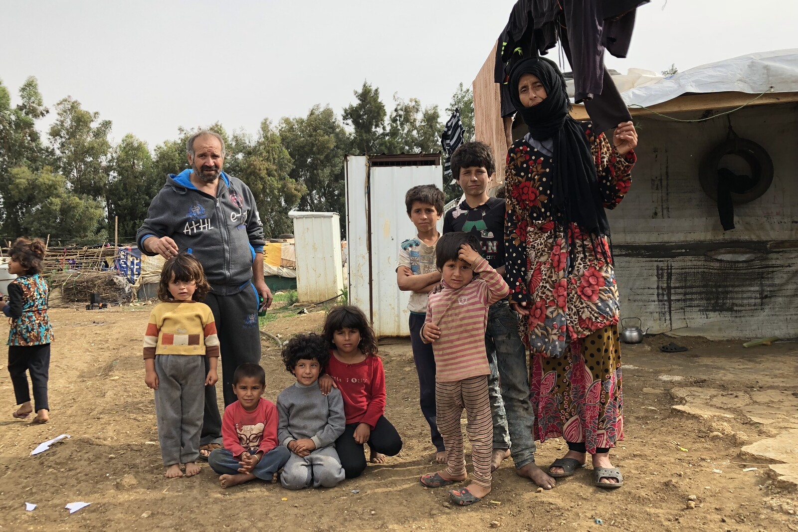 Ali el Ali (Name verändert), 48 Jahre lebt mit seiner Familie in einem informellen Camp. Manche Häuser hier haben keine richtigen Toiletten, viele Kinder haben dadurch Krankheiten bekommen. 